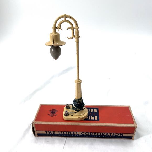 LIONEL #58 Cream/Yellow Lamp Post & Original Box - Picture 3 of 7
